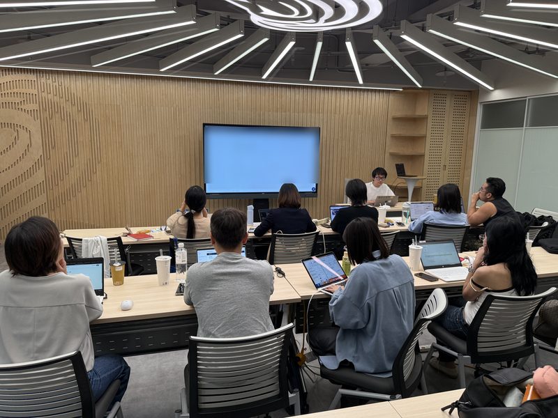 AI 實作課程：學員帶著筆電在講堂實作