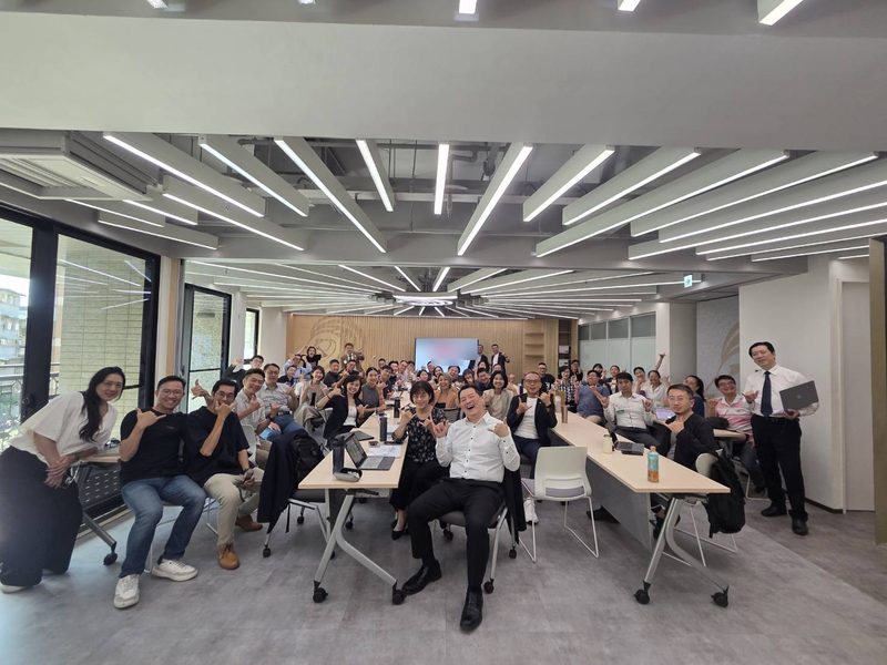 商會組聚：數十位企業主在講堂合影